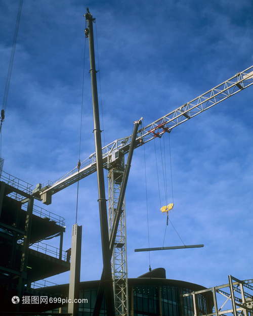 施工現(xiàn)場的起重機(jī)