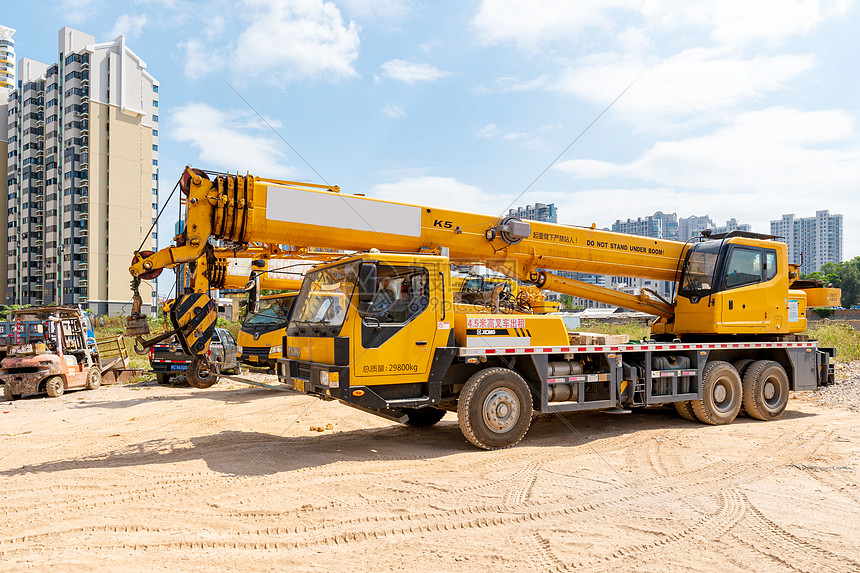 重型吊車 工業巨獸的震撼影像與安全作業解析